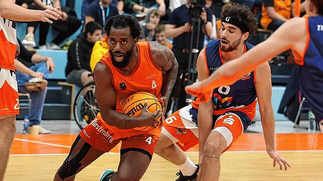 Den Black Forest Panthers um Nkosi Wright (am Ball) ist beim 75:72-Sieg gegen den Aufsteiger aus Mainz ein guter Start in die neue ...