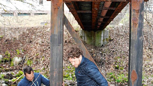 Schon 2021 nahmen die Gemeinderäte Dirk Haselwander und Christian Zumkeller (von links) die marode Wehragrund-Brücke von unten in ...