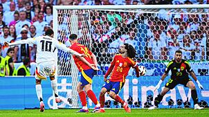 Deutschlands Jamal Musiala (l-r) in Aktion gegen Spaniens Aymeric Laporte, Marc Cucurella, der mit einem Handspiel abwehrt.