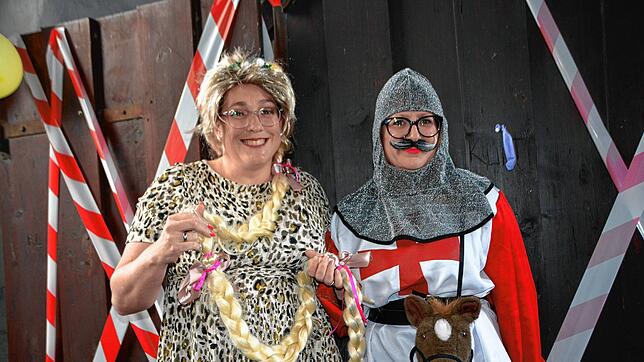Rapunzel und ihr rettender Ritter: Martina Mattes (links) und Andrea Matkovic spielen eine an die Strafe des Hexengerichts angepasste ...
