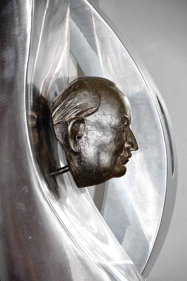 Im Martin-Heidegger-Museum im Ostflügel des Schlosses Meßkirch befindet sich eine Büste des bedeutenden Meßkircher Philosophen.