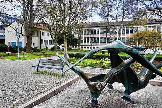 Blick vom oberen Kirchplatz auf das alte Zollgebäude: Der Grünbestand mit den alten Bäumen soll bleiben und keinesfalls überbaut werden, ...