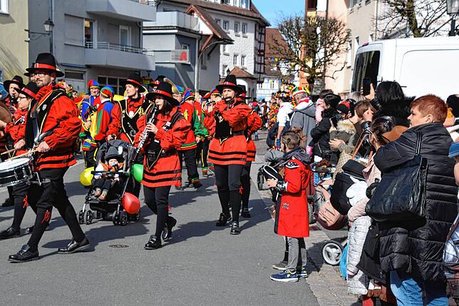 Bild 2: Bilder vom Kindernarrenbaum-Setzen auf dem Gustav-Hammer-Platz in Stockach