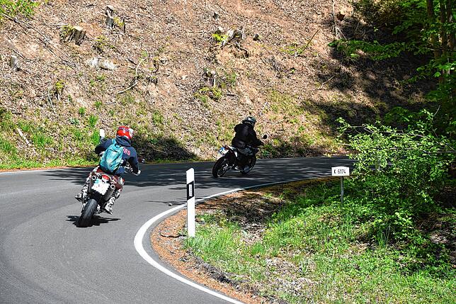 Motorradfahrer auf der Bergstraße bei Ludwigshafen. Ein Archivbild.