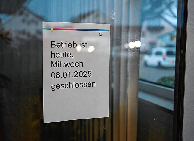 Ein Zettel mit der Aufschrift „Betrieb ist heute, Mittwoch 08.01.2025 geschlossen“ hängt am Eingang des betroffenen Industriebetriebs.