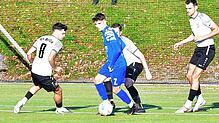Nächster Dreierpack: Justin Samardzic (vorn auf dem Archivfoto) traf beim 6:1-Kantersieg des SV Weil gegen den FC Bad Bellingen ...