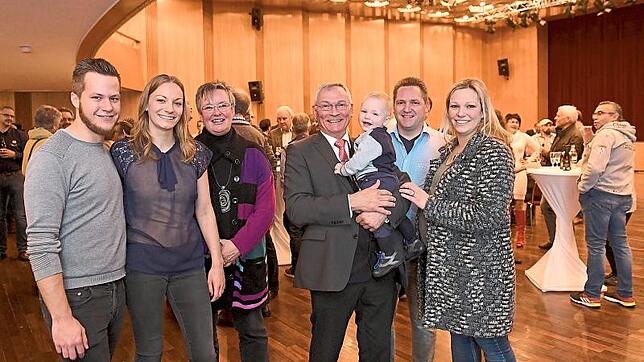 Über seine Wiederwahl überglücklich stellt sich der alte und neue Triberger Bürgermeister Gallus Strobel mit seiner Familie nebst erstem ...