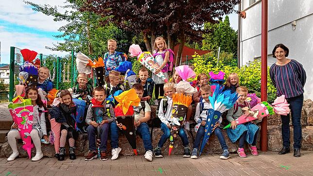 Einschulung an der Grundschule Nenzingen: Hier versammelt sich die Klasse 1a mit der Klassenlehrerin Viola Muthmann vor der Kamera.