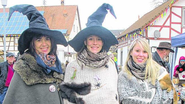 Drei hübsche Frauen im närrischen Outfit.