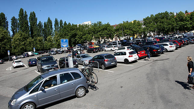 Bis heute sind hier 630 Stellplätze für Autos. Sie sollen, sobald das Döbele-Areal bebaut wird, in einer öffentlichen Tiefgarage ...
