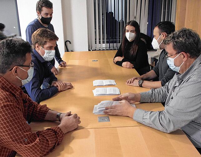 Im Wahllokal Rickenbach zählten die Wahlhelfer die Stimmen der Urnenwahl aus. Insgesamt konnten die Rickenbacher in 6 Wahllokalen ...
