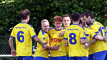 Marco Bernecker (Dritter, von links) traf gleich zweimal beim 5:1-Erfolg der SpVgg F.A.L. über den FC Öhningen-Gaienhofen.