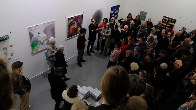 Kurator Julian Denzler eröffnet am Kunstfreitag die Mitgliederausstellung im Kunstverein.