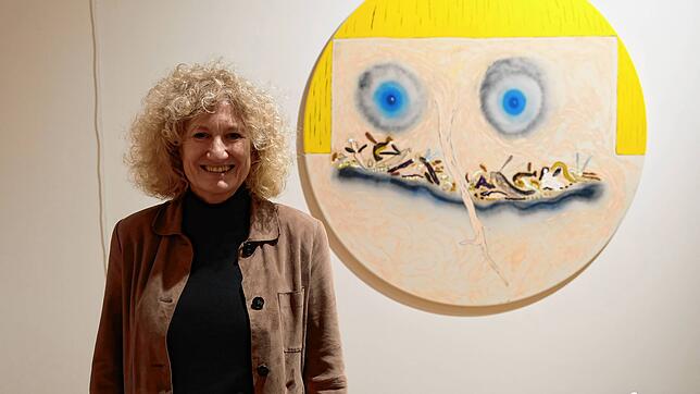 Claudia Emmert zeigt im Zeppelin Museum interdisziplinäre Ausstellungen, hier steht sie vor einem Werk von Florian Meisenberg.