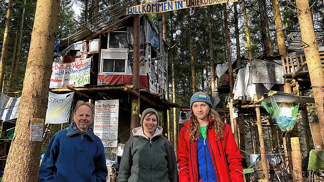 Von links nach rechts: Martin Lang, Charlie Kiehne und Samuel Bosch leben zusammen mit anderen Klimaaktivisten auf Baumhäusern im ...