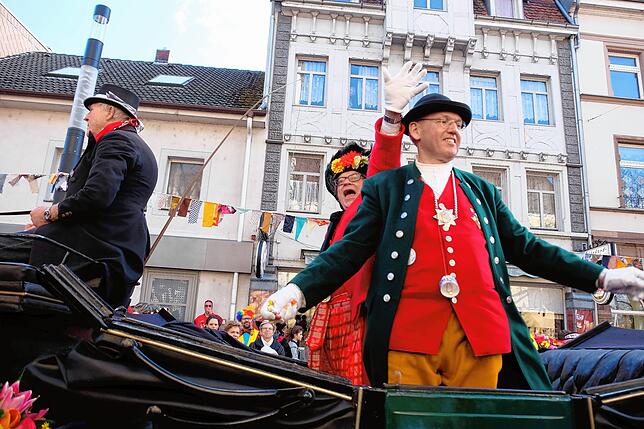 Bei wunderschönem Wetter zogen aller Singener Zünfte mit Ihren Narrenbäumen durch die Singener Innenstadt . Die Straßen waren dicht ...