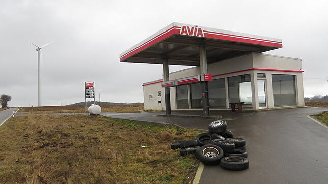 So sah sie aus, die Filmkulisse, die bei Leipferdingen auf freiem Feld entstand. An dieser originalgetreu nachgebauten Tankstelle wurden ...
