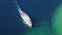 (Symbolbild) Ein Schiff der Weißen Flotte kurz vor der Einfahrt in Friedrichshafen. Der durchwachsene Sommer machte den Ausflugsschiffen ...