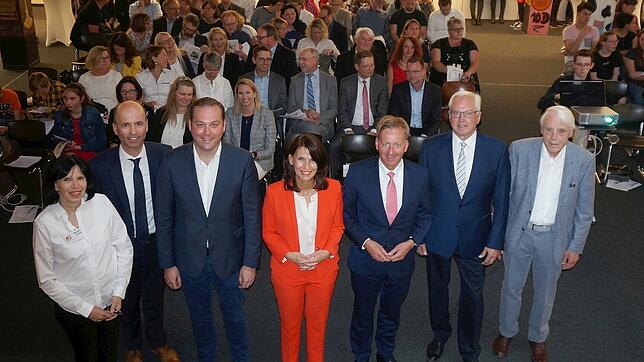 60 Jahre Realschule Tiengen: Rund 150 geladene Gäste feierten mit der Schule den runden Geburtstag, beim Festakt von links: Margret ...