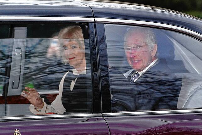 König Charles III. und Königin Camilla verlassen in einer Limousine das Clarence House.