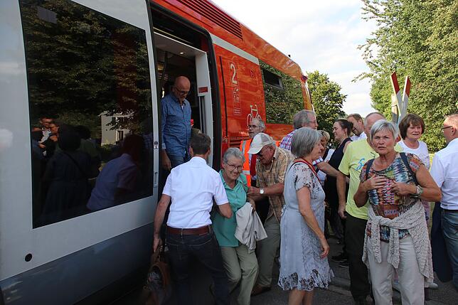 Das Interesse an der kostenlosen Informationsfahrt mit der Wutachtalbahn war riesig. Noch musste den Fahrgästen beim großen Schritt aus ...