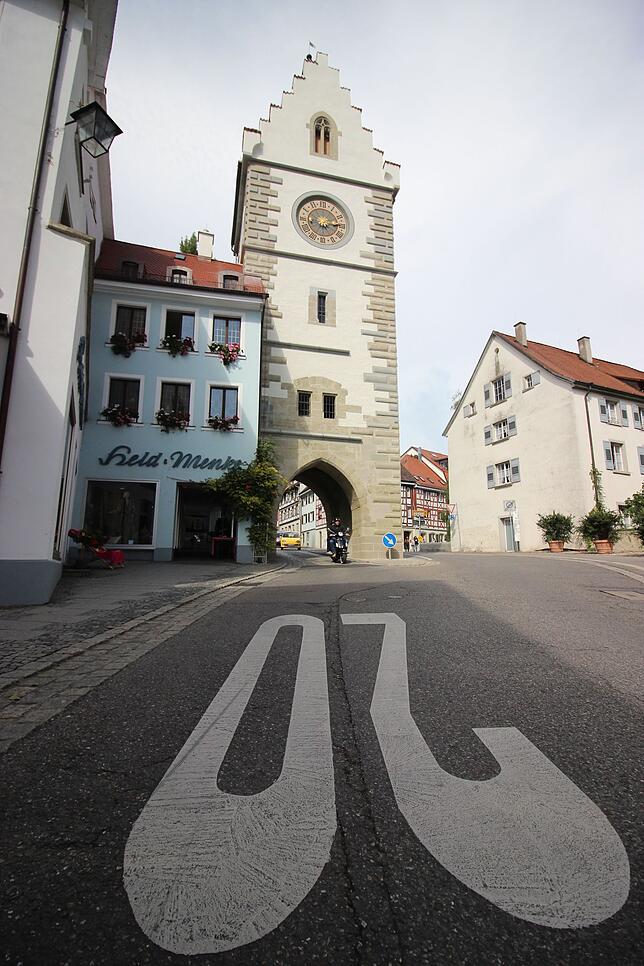 Das Überlinger Franziskanertor nach seiner Sanierung. Ab hier gilt bei der Fahrt in die Altstadt Tempo 20.