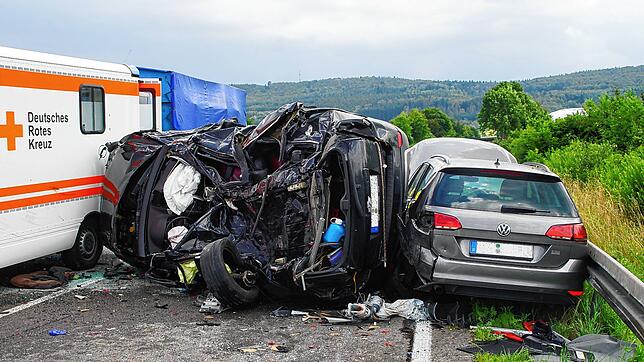 Tödlicher Unfall mit Rettungswagen auf der B523 | SÜDKURIER
