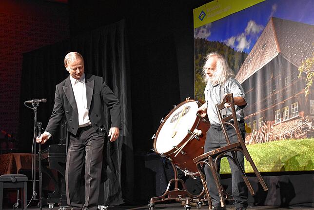 Das Duo „Gogol & Mäx“ sorgten mit Musikakrobatik für ein kulturelles Highlight am Festabend zum 25-jährigen Jubiläum des Naturparks ...