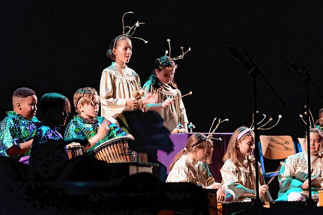 Mit verschiedenen Percussioninstrumenten spielen Schüler der Merianschule &bdquo;Bruder Jakob&ldquo;.