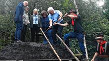 In Glut gesetzt wird der Kohlenmeiler von Helmut Kaiser (rechts) in Zusammenarbeit mit Karl-Heinz Lieber, Bärbel Schäfer, Sabine ...