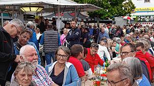 Bild : Rickenbach erlebt volles Hördöpfelfäscht: Sonne lockt Besucher zur längsten Tafel im Hotzenwald