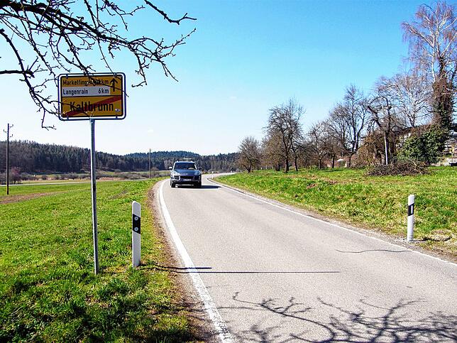 Hier ist Kaltbrunn zu Ende, hier geht es Richtung Langenrain und Markelfingen &ndash; auf einer schmalen Straße.