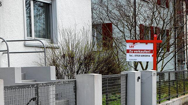 Ein seltener Anblick in Konstanz, noch immer: Vor einem Haus im Stadtteil Paradies steht schon seit einiger Zeit ein Schild &bdquo;zu ...