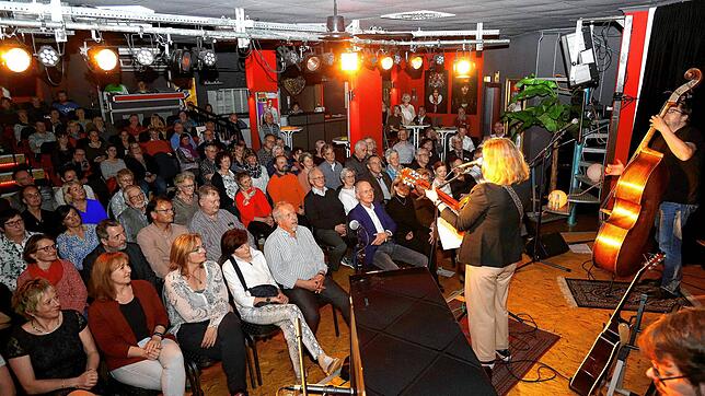 Volles Haus beim Verein Uhr und Kultur, künftig sollen Zuschauer und Künstler von einer neuen Lichtanlage profitieren.