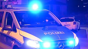Ein Polizeiauto mit eingeschaltetem Blaulicht. (Symbolbild)