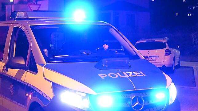 Ein Polizeiauto mit eingeschaltetem Blaulicht. (Symbolbild)