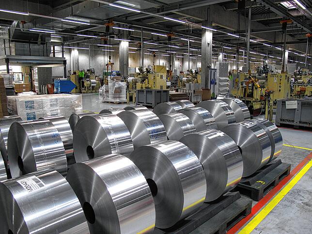 Ein Blick in die Produktion, diese Alufolie wartet darauf auf Rollen gerollt und verpackt zu werden.
