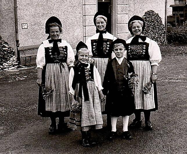 Die Gründerinnen der Klettgauer Heimattracht Erna Groll, Olga Brenner und Gertrud Baumgartner (von links), vorne die Kinder Gritli Groll ...