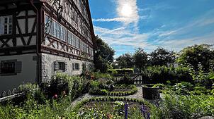 Der Bauerngarten der Museumsgaststätte, dem Gasthaus Ochsen, in der Morgensonne. Foto: Freilichtmuseum Neuhausen ob Eck
