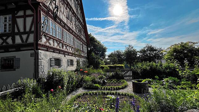 Der Bauerngarten der Museumsgaststätte, dem Gasthaus Ochsen, in der Morgensonne. Foto: Freilichtmuseum Neuhausen ob Eck