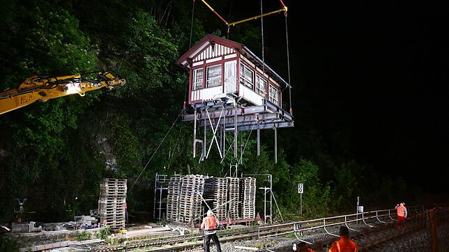 Das alte Stellwerksgebäude wurde über Wochen rund um die Uhr bewacht. (Archivbild)