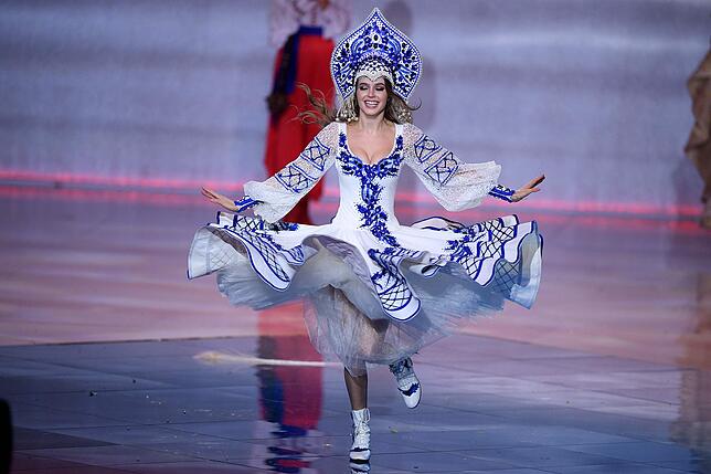 Alina Sanko, Miss Russia, in blau-weißem Kleid.