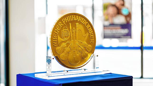 Die Volksbank Klettgau-Wutöschingen zeigt am 25. März 2025 die Goldmünze „Big Phil“.