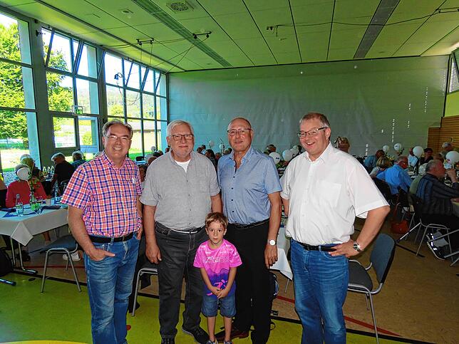Pfarrer Hans-Georg Ulrichs, der Wallbacher Ortsvorsteher Fred Thelen, das VdK-Bezirks- und Landesverbandsmitglied Reiner Neumeister ...