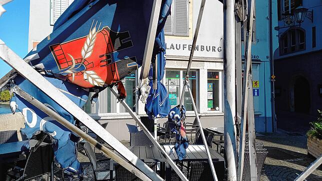 Ein von Flammen zerstörter Sonnenschirm steht am Freitag auf dem Laufenplatz in Laufenburg im Außenbereich des Gasthofs „Meerfräulein“. ...