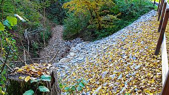 Am Langenmooser Weg in Schienen rutschen nach einem Starkregen im Sommer 2024 zwei Böschungen in den Bach. Nun wurden sie wiederhergestellt.