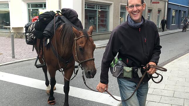 Wanderreiter Jürgen Vorwerk mit seinem Quarter Horse Tequila Smokin Chex. Von Überlingen aus geht es jetzt zurück nach Rheinland-Pfalz.