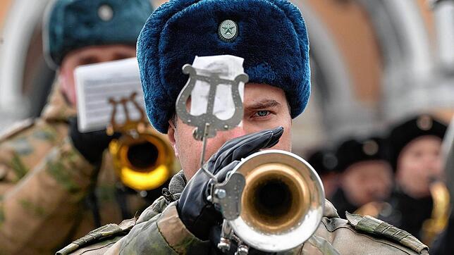 Musiker einer russischen Militärkapelle proben für die jährlichen Feierlichkeiten zum &bdquo;Tag des Sieges&ldquo; am 9. Mai. Auch ...