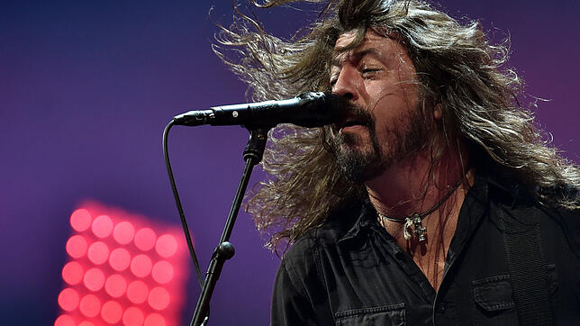 Die Foo Fighters (hier Sänger Dave Grohl) gehören zu den Headlinern des Southside Festivals 2019.