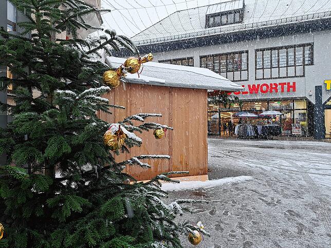 Schnee und weihnachtliche Dekoration schmücken heute die Bad Säckinger Innenstadt.